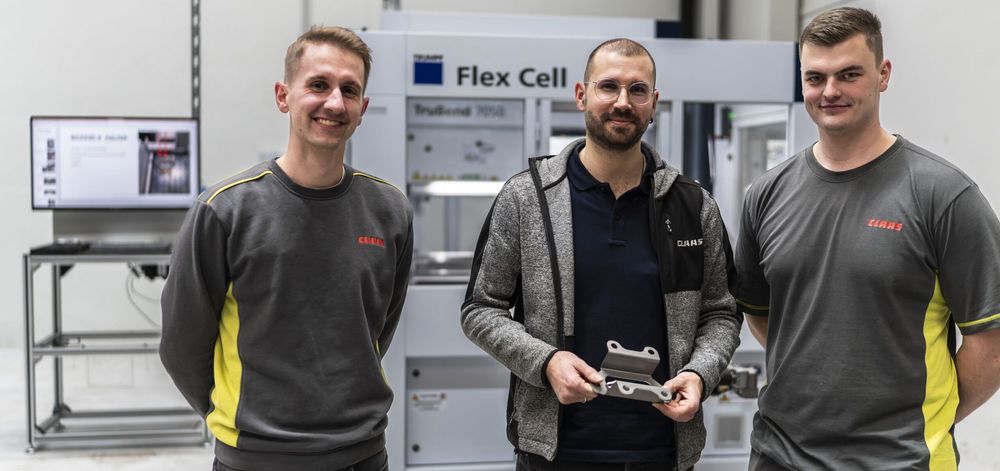 CLAAS sheet metal team standing in front of the TRUMPF Flex Cell automated bending system