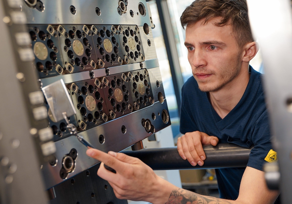 NETSTAL Comprehensive Solutions for Complex Applications Closures