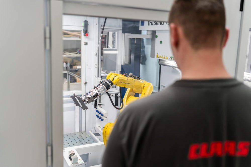 CLAAS operator monitoring the TRUMPF TruBend 7050 with Flex Cell robotic bending automation